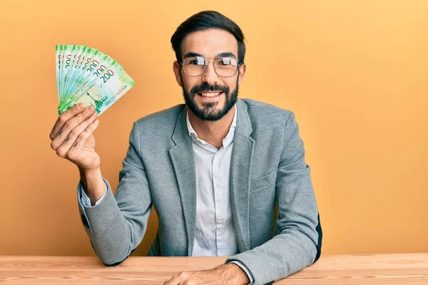 Homem Hispânico Jovem Segurando Notas Rublo Russo Sentado Mesa Olhando — Fotografia de Stock