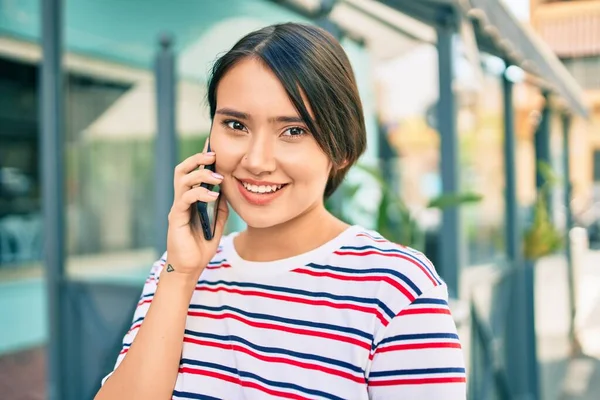 Jovencita Latina Sonriendo Feliz Hablando Smartphone Ciudad — Foto de Stock
