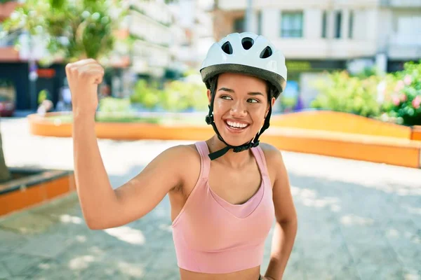 Молодая Красивая Латиноамериканка Велосипедистка Улыбается Счастливой Велосипедном Шлеме Городе Поднятой — стоковое фото