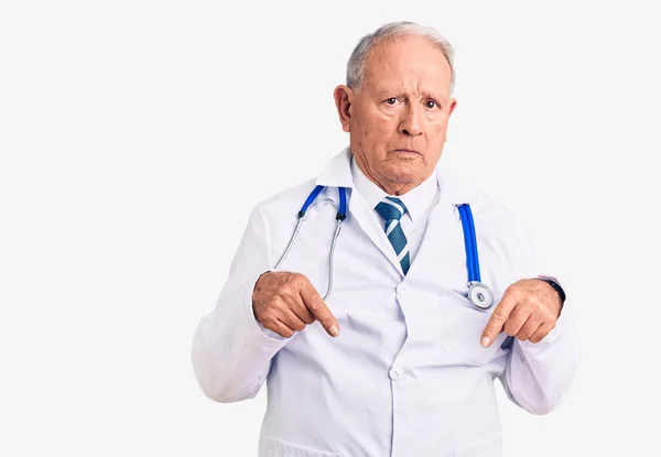 Hombre Pelo Gris Guapo Alto Rango Que Usa Abrigo Médico —  Fotos de Stock