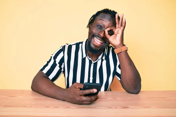 Saçları Örgülü Akıllı Telefon Kullanan Gülümseyen Genç Afro Amerikalı Adam — Stok fotoğraf