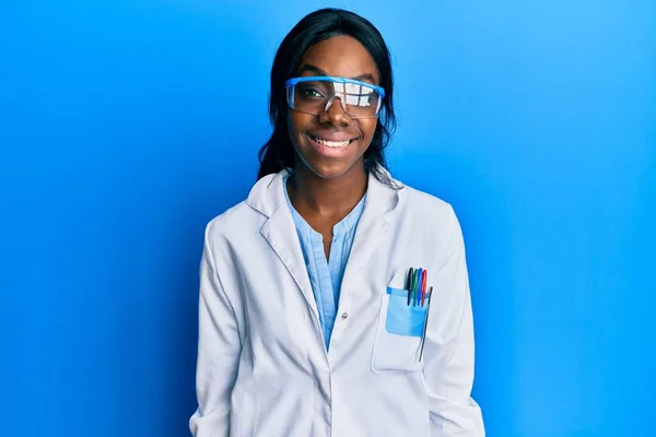 Jeune Femme Afro Américaine Portant Uniforme Scientifique Avec Sourire Heureux — Photo