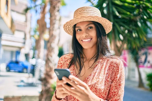 Νεαρή Αφροαμερικανή Τουρίστρια Διακοπές Χαμογελώντας Ευτυχισμένη Χρησιμοποιώντας Smartphone Στην Πόλη — Φωτογραφία Αρχείου