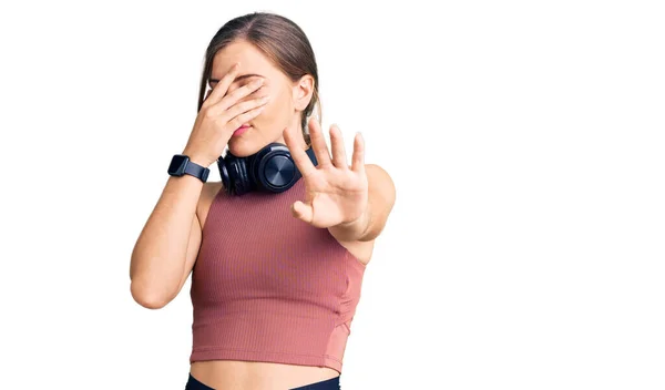 Vacker Kaukasisk Ung Kvinna Gympakläder Och Med Hörlurar Som Täcker — Stockfoto