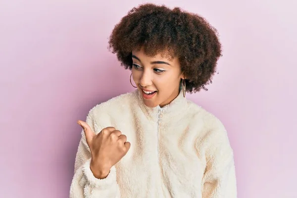 Młoda Latynoska Dziewczyna Luźnych Ubraniach Wskazując Kciuk Góry Stronę Uśmiechnięta — Zdjęcie stockowe