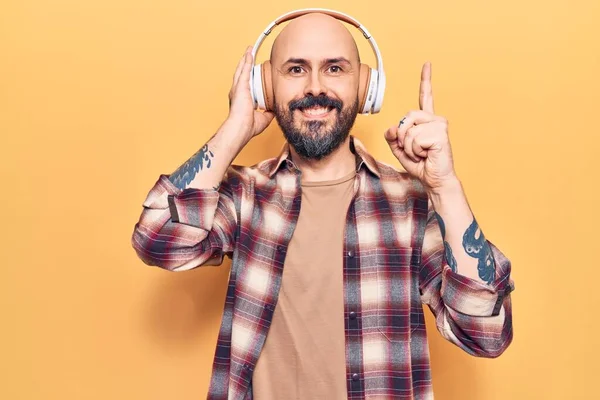 Junger Gutaussehender Mann Der Musik Über Kopfhörer Hört Mit Einer — Stockfoto