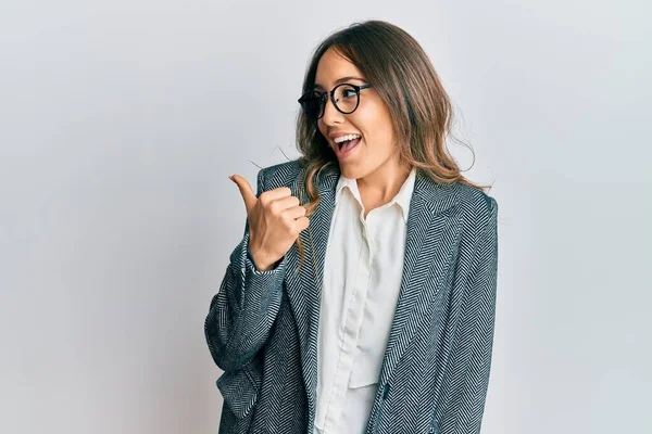 Ung Brunett Kvinna Som Har Samtal Talar Smartphone Förvånad Och — Stockfoto