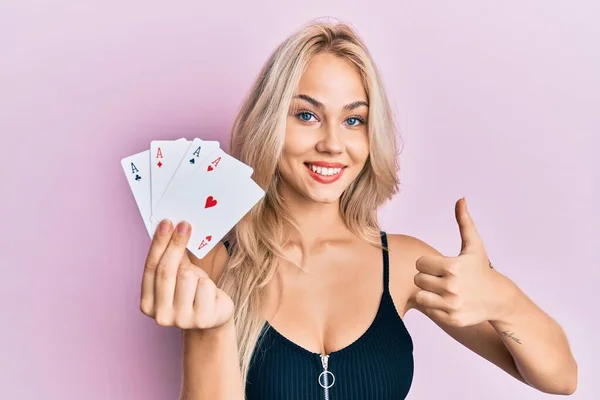 Красивая Кавказская Блондинка Держит Туз Покер Карты Улыбаясь Счастливый Позитивный — стоковое фото