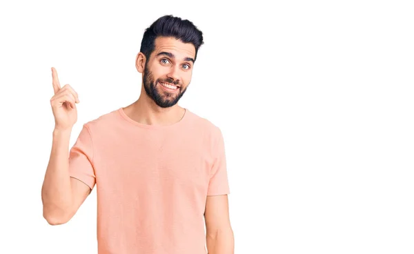 Joven Hombre Guapo Con Barba Vistiendo Una Camiseta Casual Con — Foto de Stock