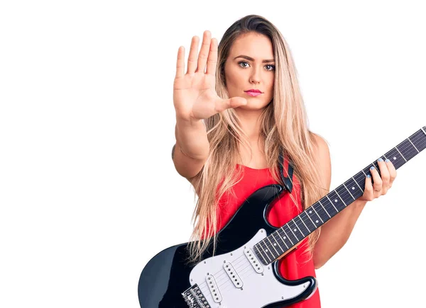 Jovem Mulher Loira Bonita Tocando Guitarra Elétrica Com Mão Aberta — Fotografia de Stock