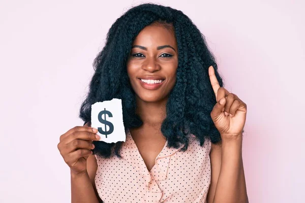 Όμορφη Αφρικανή Γυναίκα Που Κρατά Χαρτί Σύμβολο Δολαρίου Χαμογελώντας Μια — Φωτογραφία Αρχείου