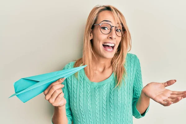 Bella Donna Bionda Che Tiene Aereo Carta Che Celebra Successo — Foto Stock