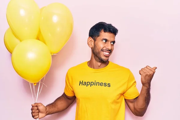 Junger Lateinischer Mann Trägt Shirt Mit Glückwunschbotschaft Und Hält Luftballons — Stockfoto
