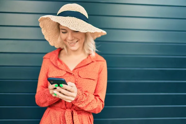 도시에서 스마트폰을 사용하여 행복하게 금발의 — 스톡 사진