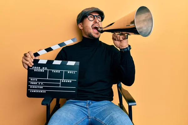 Bell Uomo Con Tatuaggi Che Tengono Video Clapboard Più Forte — Foto Stock