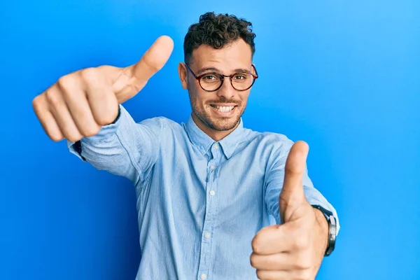 Ung Latinamerikansk Man Klädd Avslappnade Kläder Och Glasögon Godkänner Gör — Stockfoto