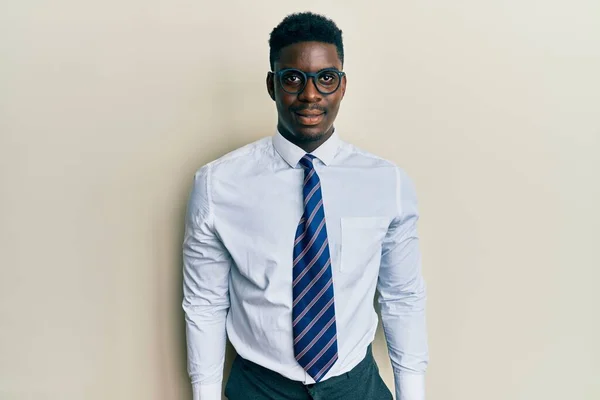 Schöner Schwarzer Mann Mit Brille Und Krawatte Und Einem Fröhlichen — Stockfoto