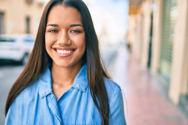 Joven Chica Latina Sonriendo Feliz Caminando Ciudad — Foto de Stock