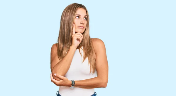 Ung Blond Kvinna Bär Casual Stil Med Ärmlös Skjorta Med — Stockfoto