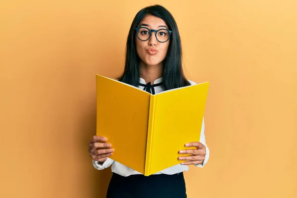 Hermosa Mujer Joven Asiática Leyendo Libro Con Gafas Mirando Cámara —  Fotos de Stock