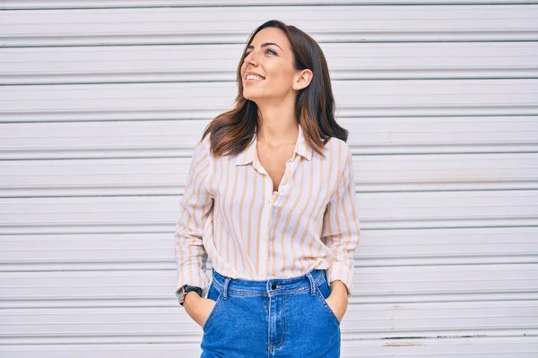 Joven Mujer Hispana Sonriendo Feliz Caminando Por Ciudad — Foto de Stock