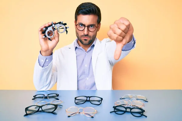 Ung Latinamerikan Man Håller Glasögon Optiken Med Argt Ansikte Negativa — Stockfoto