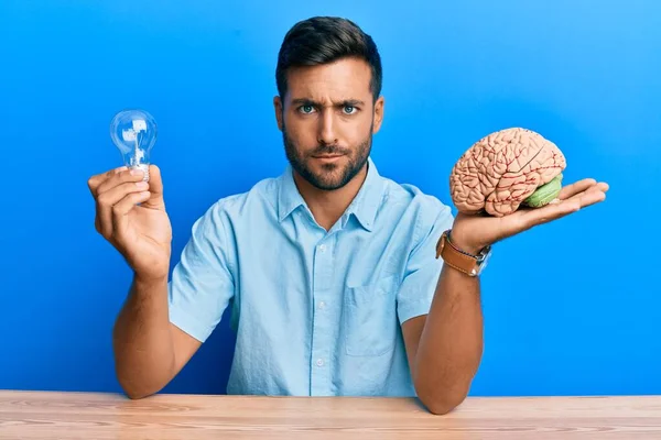 Bonito Homem Hispânico Segurando Lâmpada Cérebro Para Inspiração Ideia Cético — Fotografia de Stock