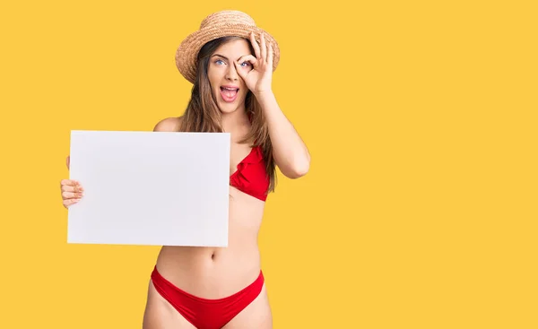 Schöne Kaukasische Junge Frau Bikini Die Ein Leeres Banner Hält — Stockfoto