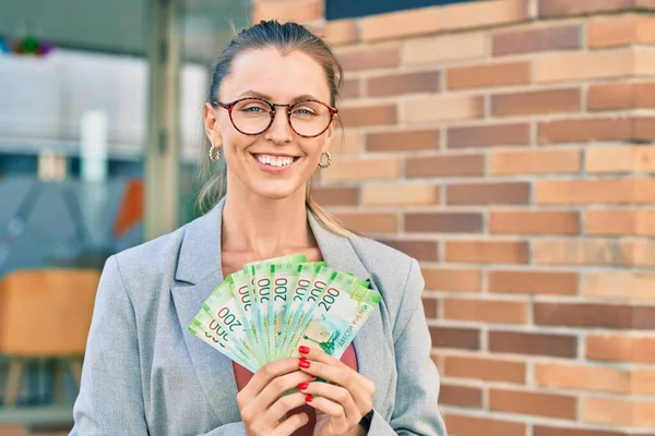 Joven Empresaria Rubia Sonriendo Feliz Sosteniendo Billetes Rusos 200 Rublos — Foto de Stock