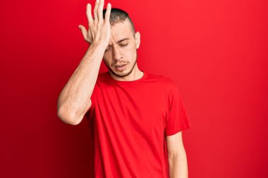 Gündelik kırmızı tişört giyen İspanyol genç adam bir hata sonucu elleri başının üstünde şaşırdı. Hatayı hatırla. Unuttum, kötü hafıza kavramı. 