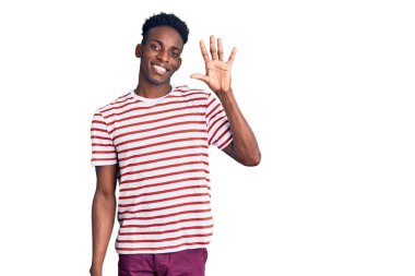 Genç Afro-Amerikalı günlük kıyafetler giymiş beş numarayı gösterip işaret ederken kendinden emin ve mutlu bir şekilde gülümsüyor.. 