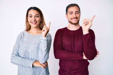 Güzel bir çift, günlük kıyafetler giyip gülümsüyor. 