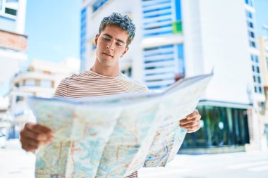 Sokak haritasına bakan yakışıklı beyaz bir turist.