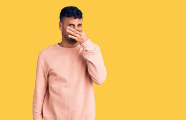 Gündelik kıyafetler giyen genç İspanyol adam pis ve iğrenç bir koku alıyor, dayanılmaz bir koku, nefesini burnunda tutuyor. Kötü kokuyor. 