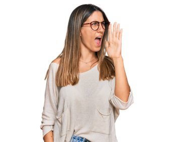 Sıradan kıyafetler ve gözlük takan genç bir kadın el ele tutuşup bağırıyor ve bağırıyordu. iletişim konsepti. 