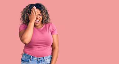 Genç Afro-Amerikan artı cüsseli kadın gündelik kıyafetler giyiyor. Yarı yüz, göz ve ağız ile esnemekten yorgun düşüyor. Yüzüm acıyor.. 