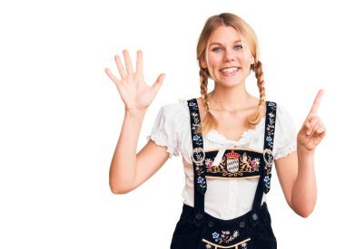 Oktoberfest elbisesi giyen genç ve güzel sarışın kadın altı numarayı gösterip işaret ederken kendinden emin ve mutlu bir şekilde gülümsüyor.. 