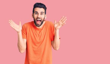 Sakallı, sıradan tişörtlü, çılgın kutlamalar yapan genç ve yakışıklı bir adam. Kolları havada ve gözleri açık, heyecanlı bir şekilde haykırışlar içinde başarının tadını çıkarıyor. Kazanan konsept 