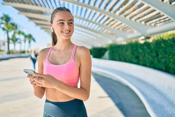 Jonge Blonde Sportvrouw Doet Oefening Met Behulp Van Smartphone Stad — Stockfoto