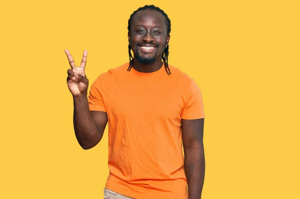 Stilig Ung Afrikansk Amerikansk Man Bär Casual Kläder Visar Och — Stockfoto