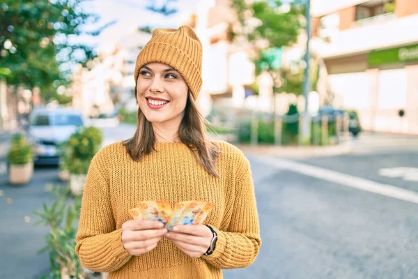 Ung Blond Kvinna Ler Glad Räkna Schweiziska Franc Sedlar Staden — Stockfoto