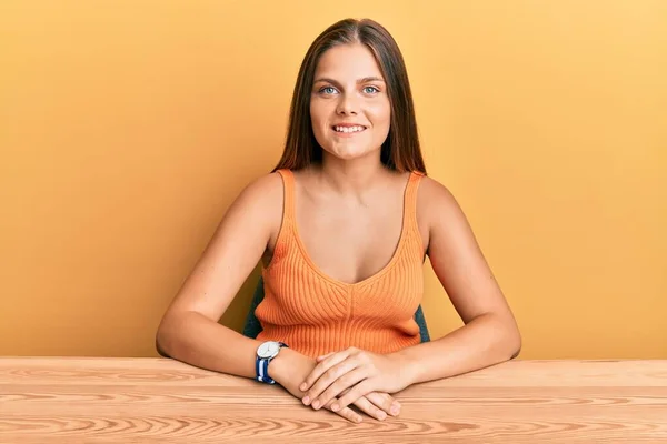 Jovem Caucasiana Vestindo Roupas Casuais Sentada Mesa Com Sorriso Feliz — Fotografia de Stock