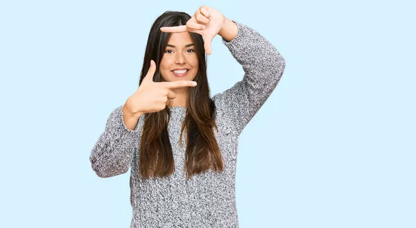 年轻的黑发女人穿着休闲的冬季毛衣 面带微笑 用手和手指做框架 面带笑容 创意与摄影概念 — 图库照片