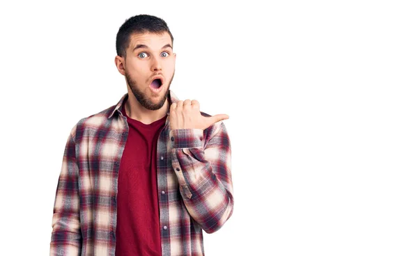 Joven Hombre Guapo Con Camisa Casual Sorprendido Señalando Con Dedo —  Fotos de Stock