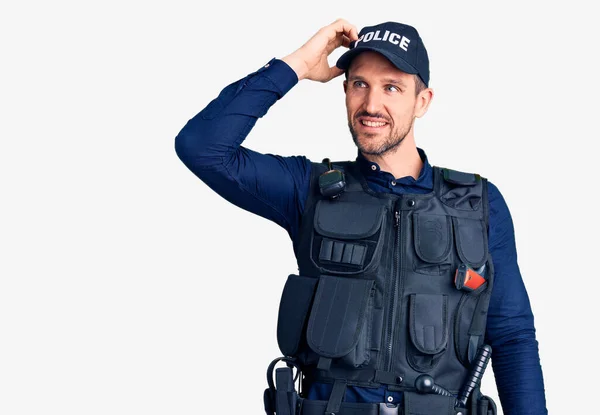 Ung Stilig Man Bär Polis Uniform Ler Säker Vidröra Hår — Stockfoto