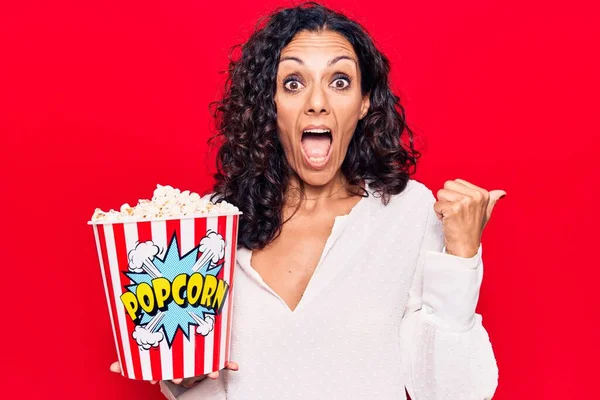 Medioevo Bella Donna Mangiare Popcorn Puntando Pollice Verso Alto Lato — Foto Stock