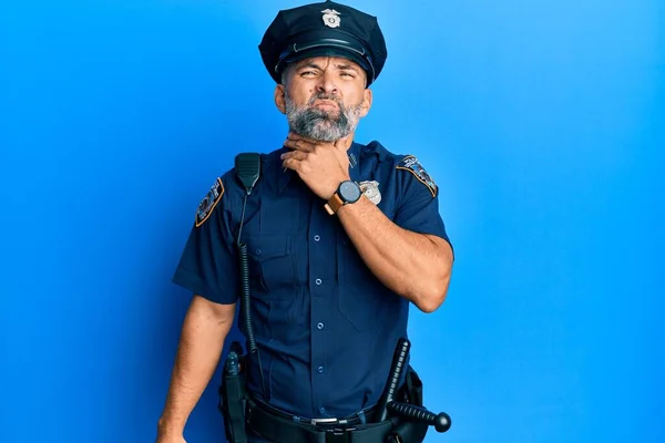 Középkorú Jóképű Férfi Rendőri Egyenruhát Visel Fájdalmas Nyakkal Torokfájással Influenzára — Stock Fotó