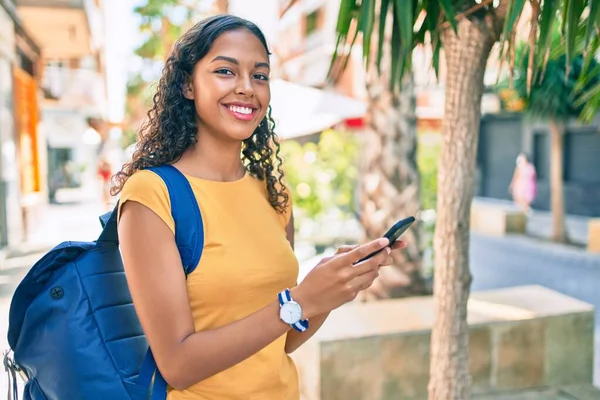 Üniversite Kampüsünde Akıllı Telefon Kullanan Afro Amerikan Öğrenci — Stok fotoğraf