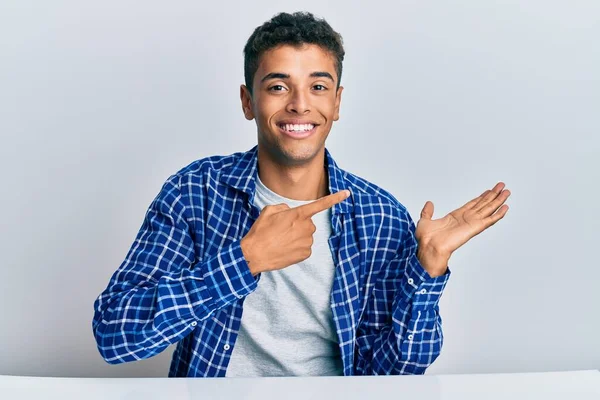 Jovem Bonito Homem Afro Americano Vestindo Roupas Casuais Sentado Mesa — Fotografia de Stock