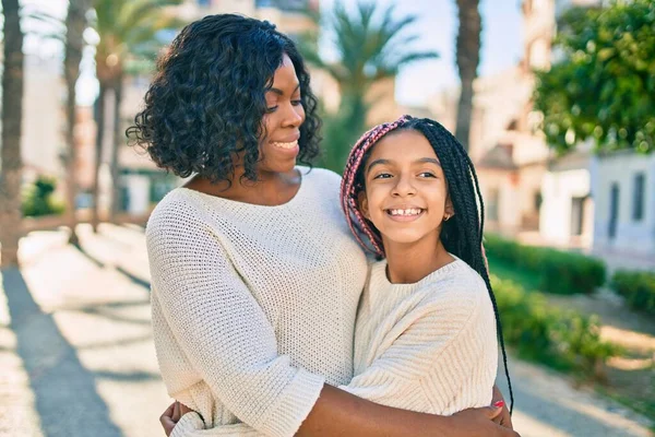 Hermosa Madre Afroamericana Hija Sonriendo Feliz Abrazando Pie Con Sonrisa —  Fotos de Stock